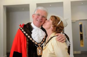 Former councillor and Havant mayor Gerald Shimbart is given a peck on the cheek by his wife, and mayoress, Elaine Shimbart. Picture: Ian Hargreaves (121614-3) Read more at: https://www.portsmouth.co.uk/news/politics/tributes-paid-to-lovely-havant-councillor-and-tailor-gerry-shimbart-who-has-died-aged-74-1-8824696